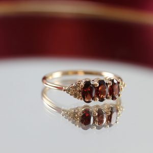 anillo de compromiso con piedra morada