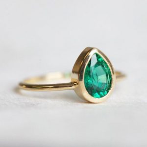 anillo de compromiso con una esmeralda