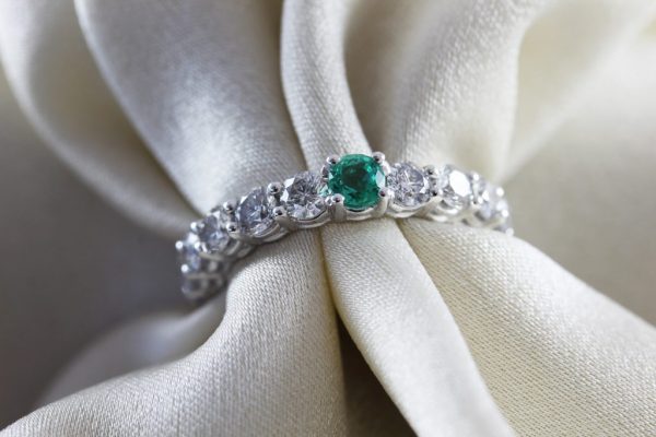 anillo de esmeralda de compromiso