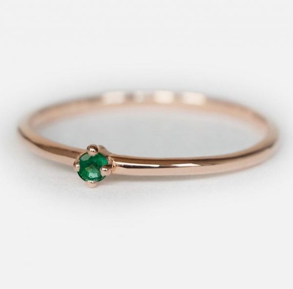 anillo de compromiso esmeralda y brillantes