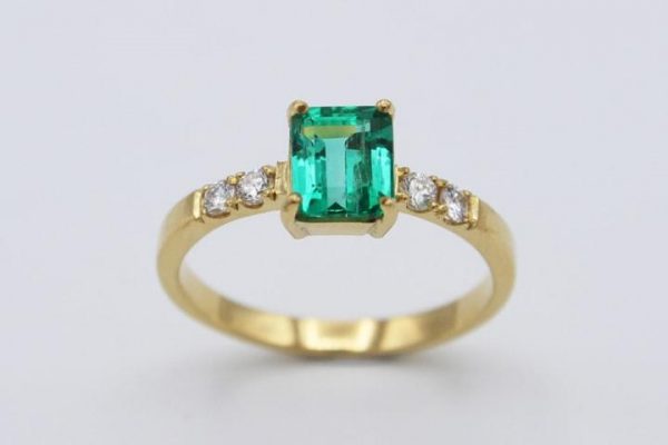 anillos de compromiso esmeralda verde