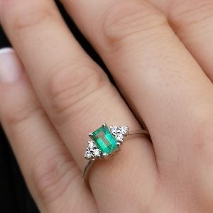 anillo de compromiso esmeralda y brillantes